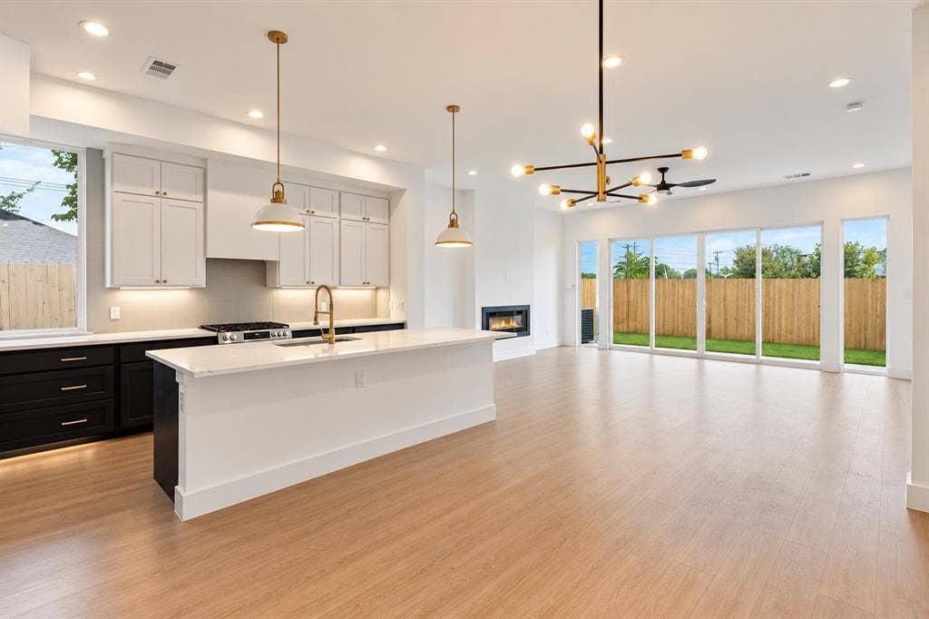 314 Avenue L, Dallas, TX 75203 Open-concept living space with wood-finish flooring