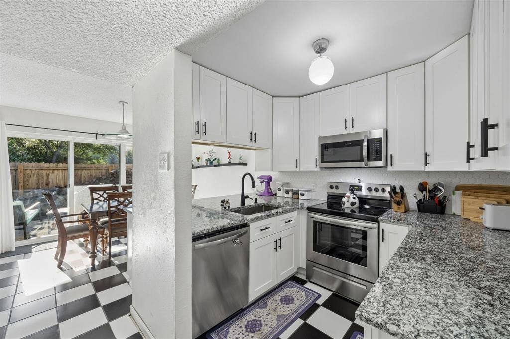 2958 Country Place Circle, Carrollton, TX 75006 2958 Country Place Circle, Carrollton, TX 75006