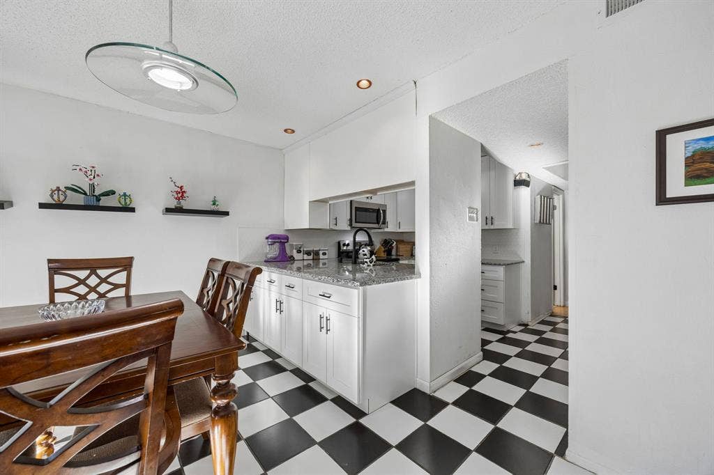 2958 Country Place Circle, Carrollton, TX 75006 2958 Country Place Circle, Carrollton, TX 75006