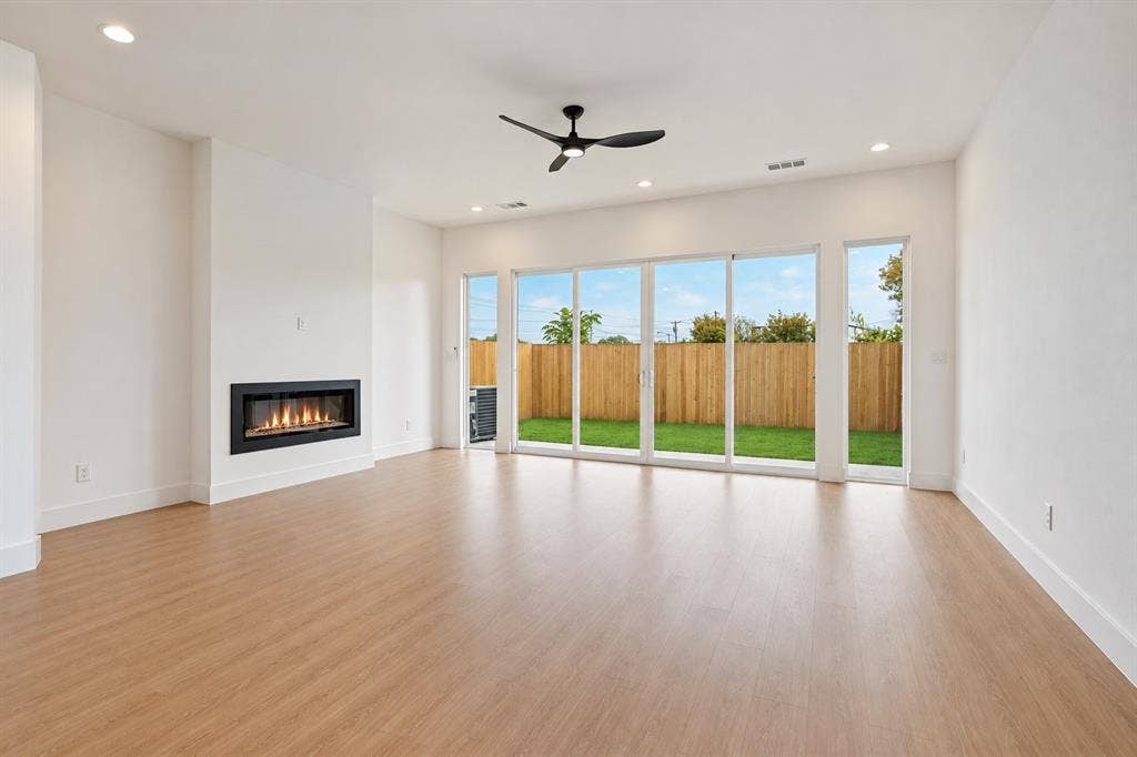 316 Avenue L, Dallas, TX 75203 Wood-finish flooring, recessed lighting, and a linear fireplace