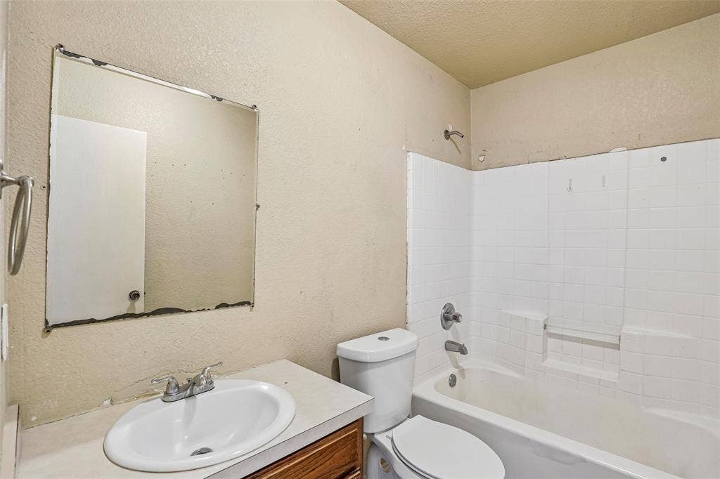 3100 Hale Avenue, #101 & 102, Fort Worth, TX 76106 Full bathroom with tub and shower