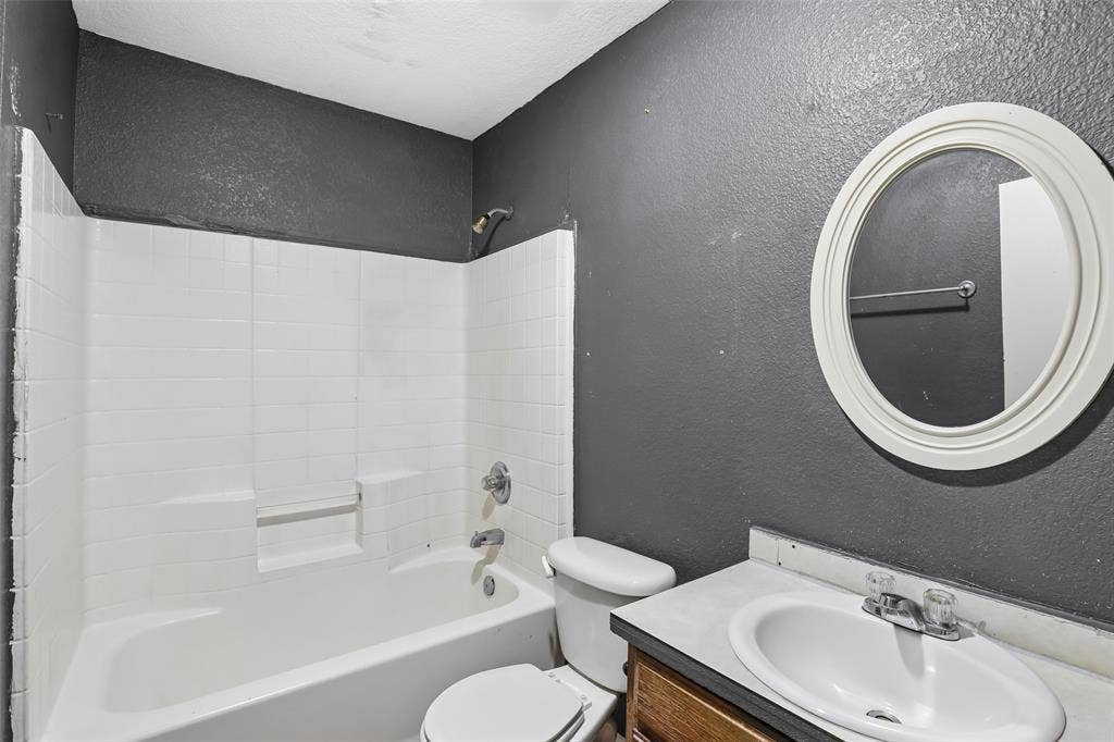 3100 Hale Avenue, #101 & 102, Fort Worth, TX 76106 Nice full bathroom with tub and shower