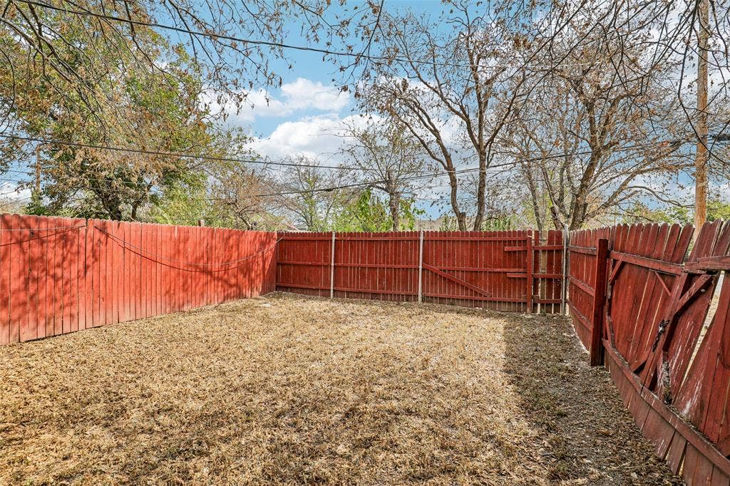3100 Hale Avenue, #101 & 102, Fort Worth, TX 76106 Wood fence