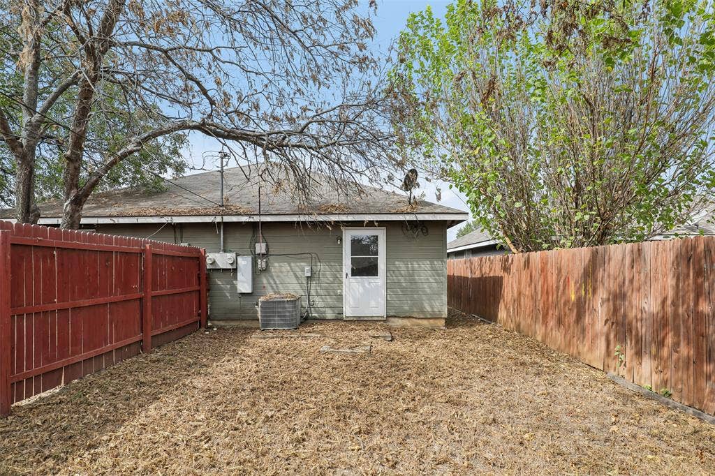 3100 Hale Avenue, #101 & 102, Fort Worth, TX 76106 Unit 101 nice size yard