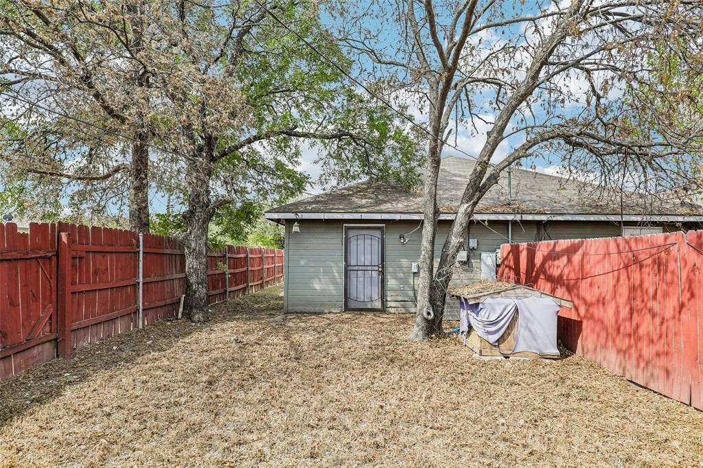 3100 Hale Avenue, #101 & 102, Fort Worth, TX 76106 Fenced in yard for unit 102
