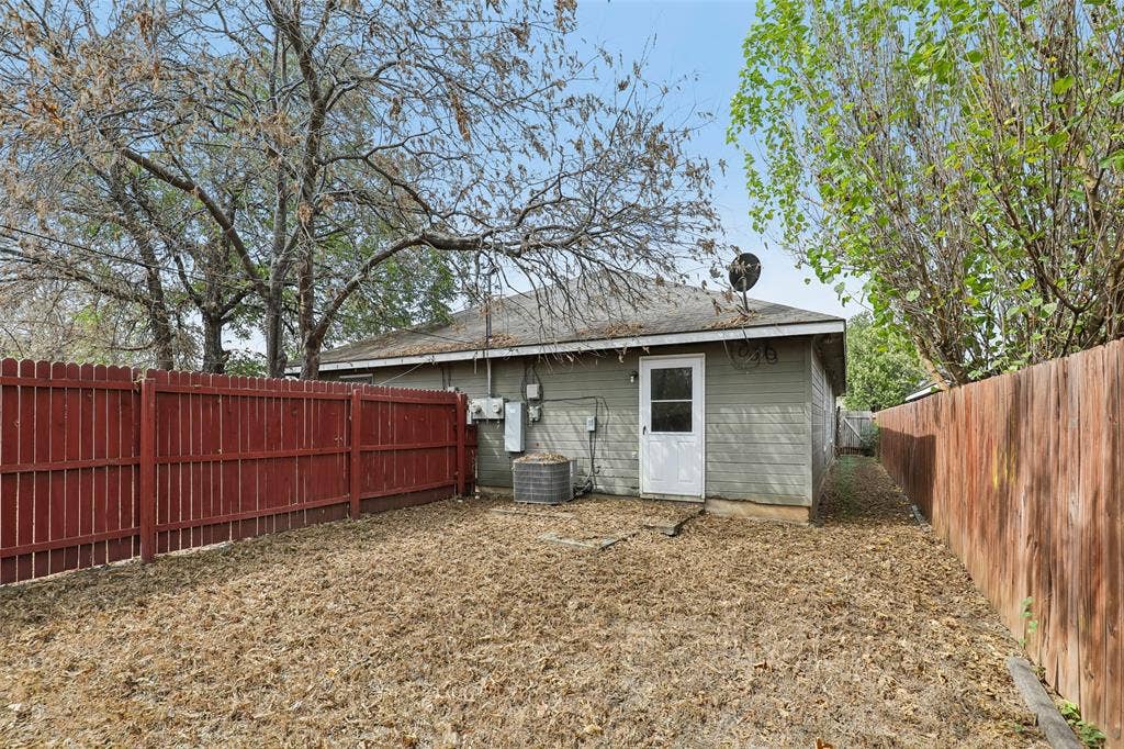 3100 Hale Avenue, #101 & 102, Fort Worth, TX 76106 Unit 101 large backyard with grass and wood fence