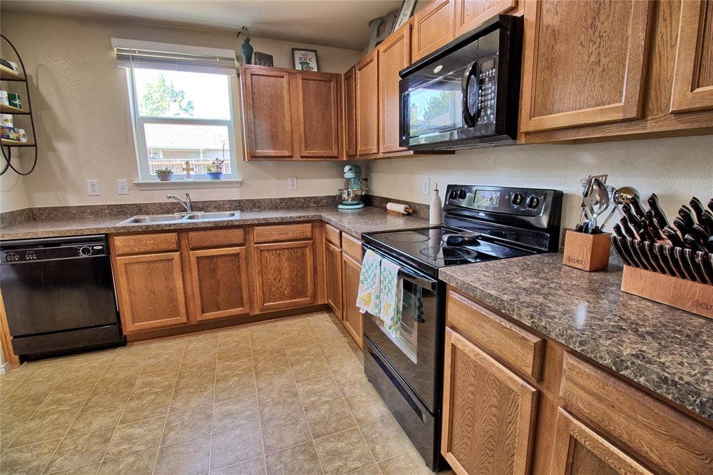 1312 Gayle Street, Burleson, TX 76028 1312 Gayle Street, Burleson, TX 76028