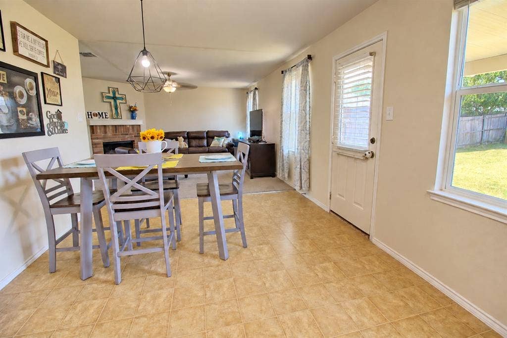 1312 Gayle Street, Burleson, TX 76028 1312 Gayle Street, Burleson, TX 76028