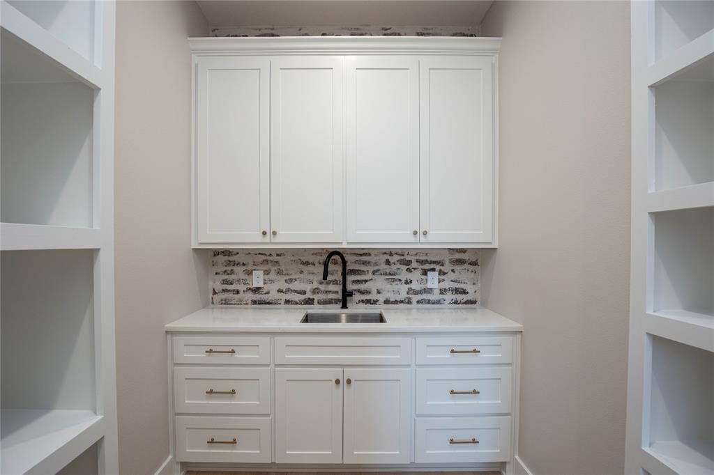 206 Knights Crossing Road, Lorena, TX 76655 Extra sink in the pantry.
