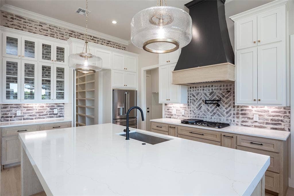 206 Knights Crossing Road, Lorena, TX 76655 Hidden Pantry Door