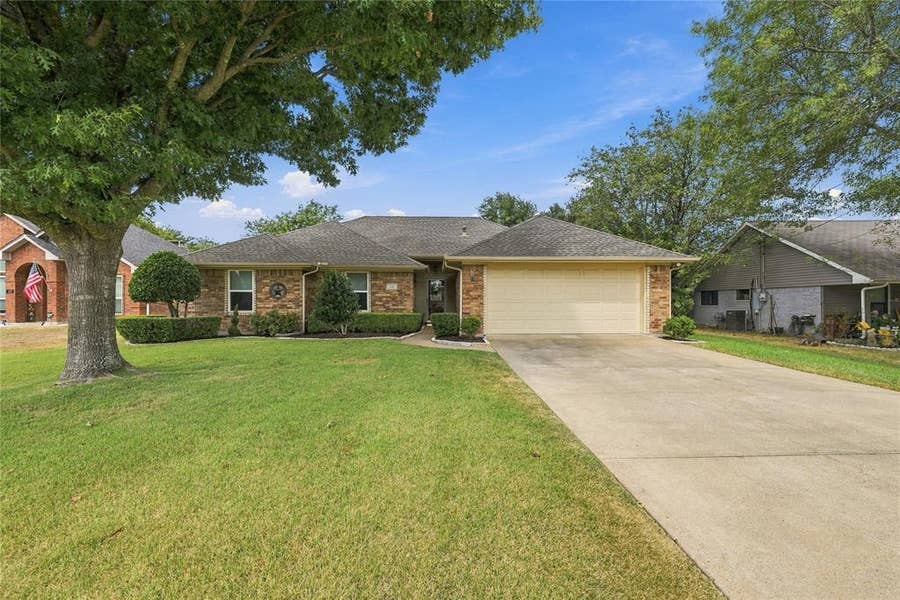 Property photo for 120 Country Drive, Waxahachie, TX