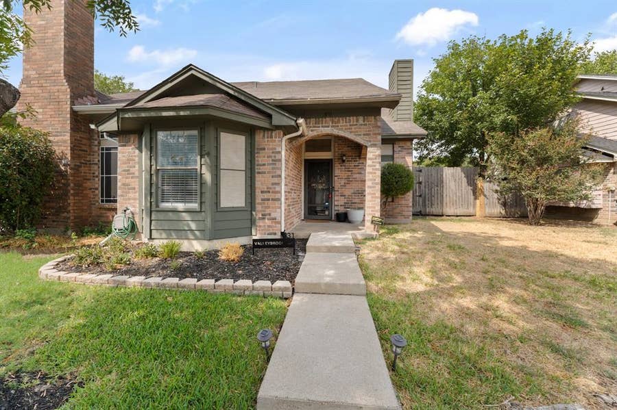 Property photo for 831 Valleybrooke Drive, Arlington, TX