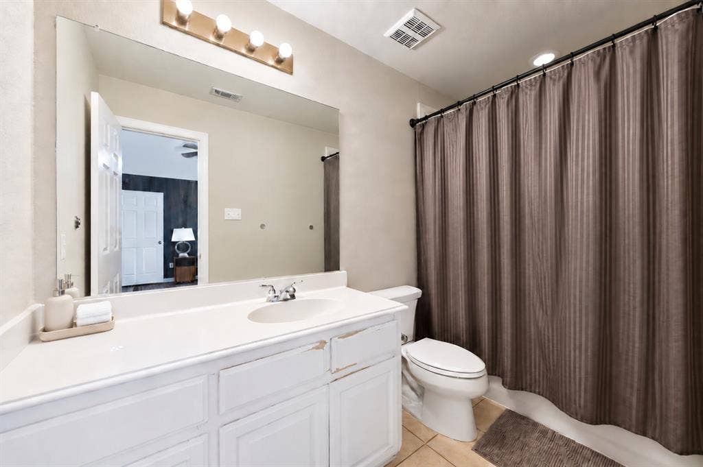 1905 Canyon Wren Drive, McKinney, TX 75071 Full ensuite bath upstairs