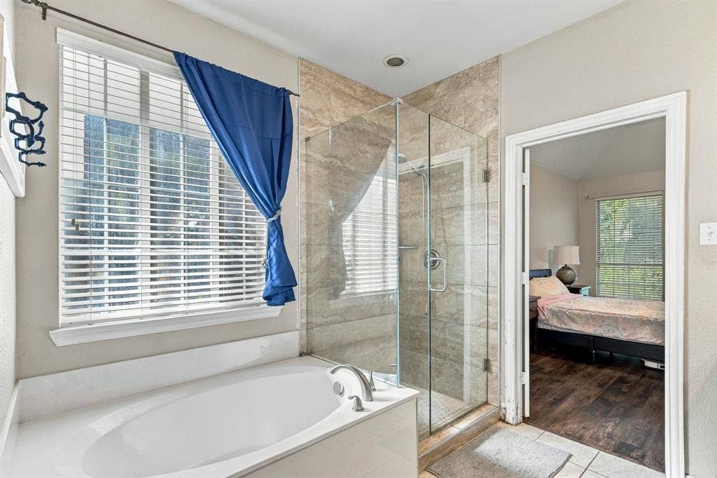 1905 Canyon Wren Drive, McKinney, TX 75071 Master bath with dual-sinks, soaking tub, separate shower area
