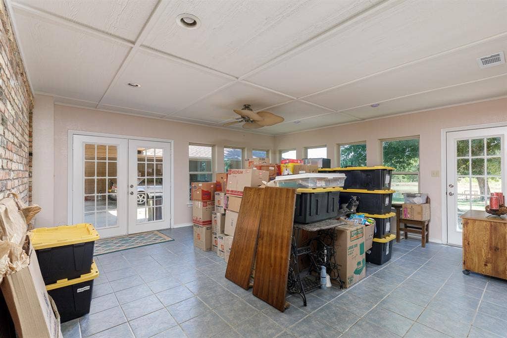 6607 S State Highway 78 Highway, Bonham, TX 75418 Family Room with lots of light and windows.