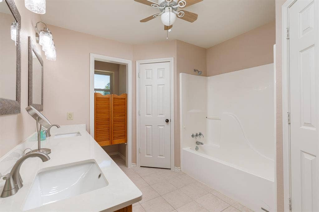 6607 S State Highway 78 Highway, Bonham, TX 75418 Master with tub shower.