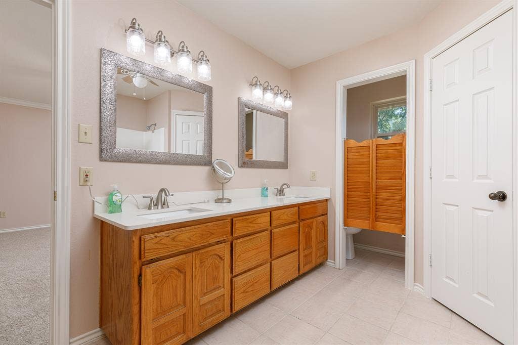 6607 S State Highway 78 Highway, Bonham, TX 75418 Master Bath with double sinks