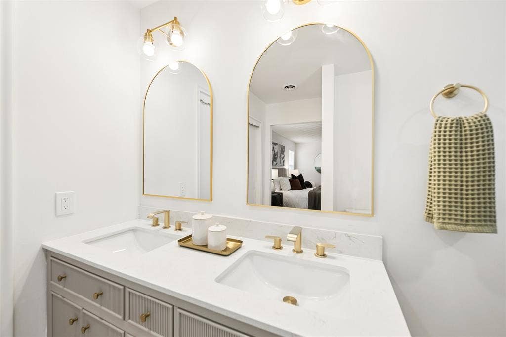 Double 60 inch vanity.