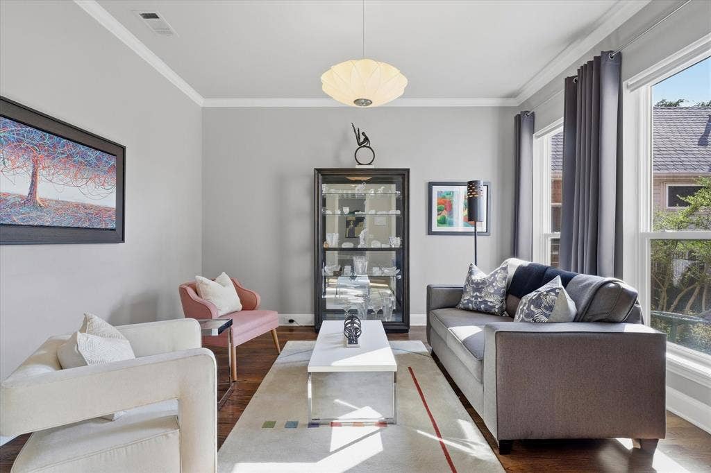 5600 Southern Hills Drive, Frisco, TX 75034 Just off the foyer, the formal living room offers versatility as an additional gathering area, dining room or home office.