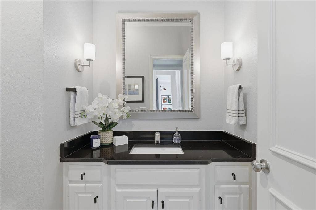 5600 Southern Hills Drive, Frisco, TX 75034 Powder bath finishes out the first floor.