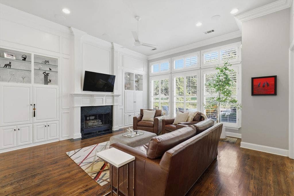 5600 Southern Hills Drive, Frisco, TX 75034 The spacious family room’s wall of windows showcases the backyard oasis and fairway beyond.