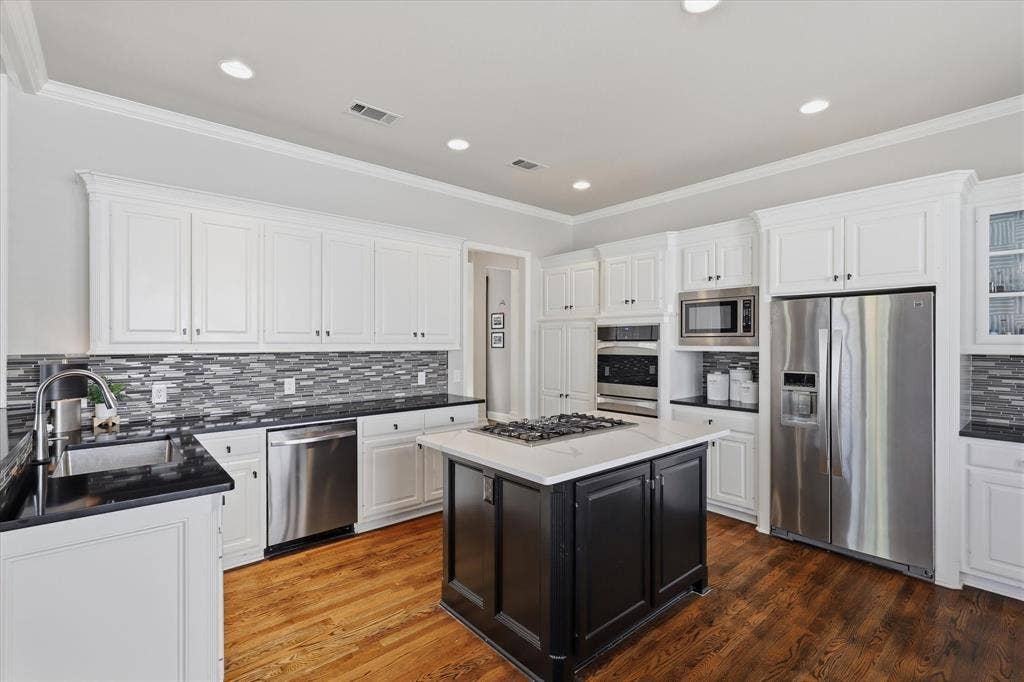 5600 Southern Hills Drive, Frisco, TX 75034 A gas cooktop, double ovens and generous counter space make it equally suited to everyday meals and entertaining.