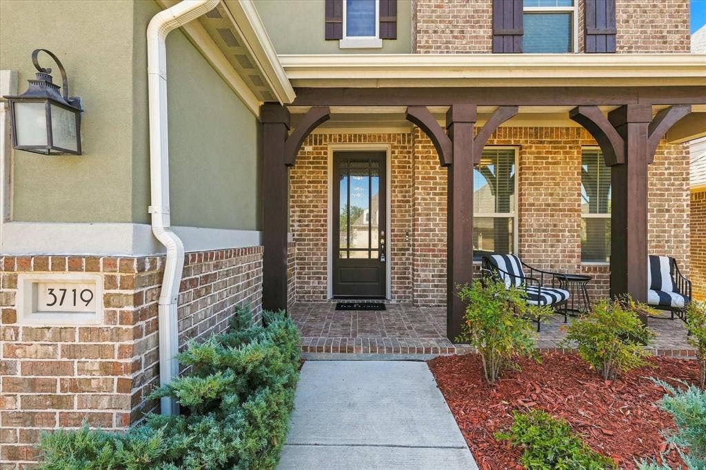 The most inviting front porch to enjoy cul-de-sac living.