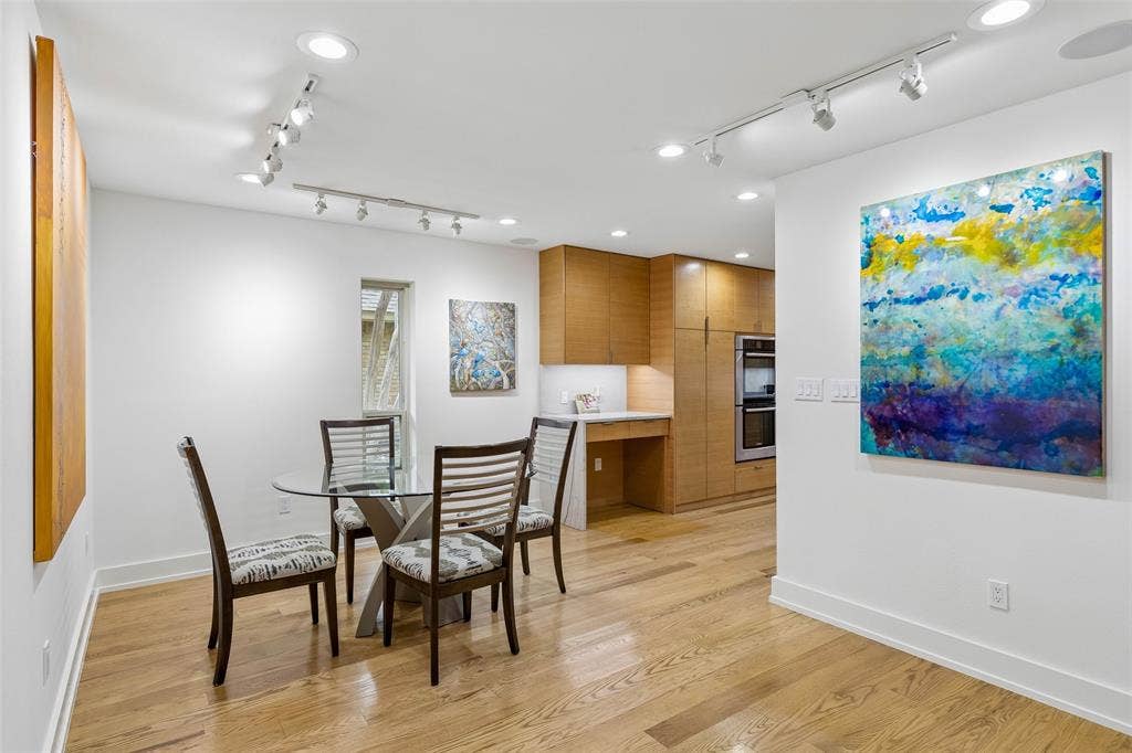 Casual Dining Just Off the Kitchen — Positioned beside the remodeled kitchen, this breakfast area offers a convenient place for everyday meals while maintaining a clear connection to the main living spaces.