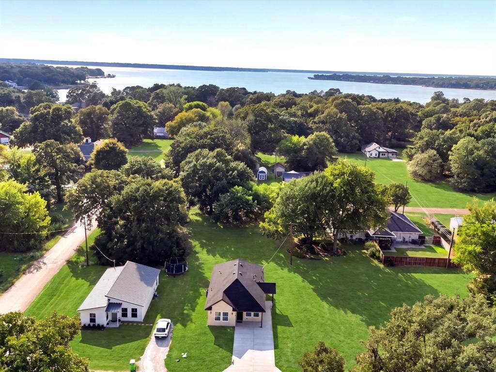 105 Oak Ridge Road, Mabank, TX 75156 Expansive water body background