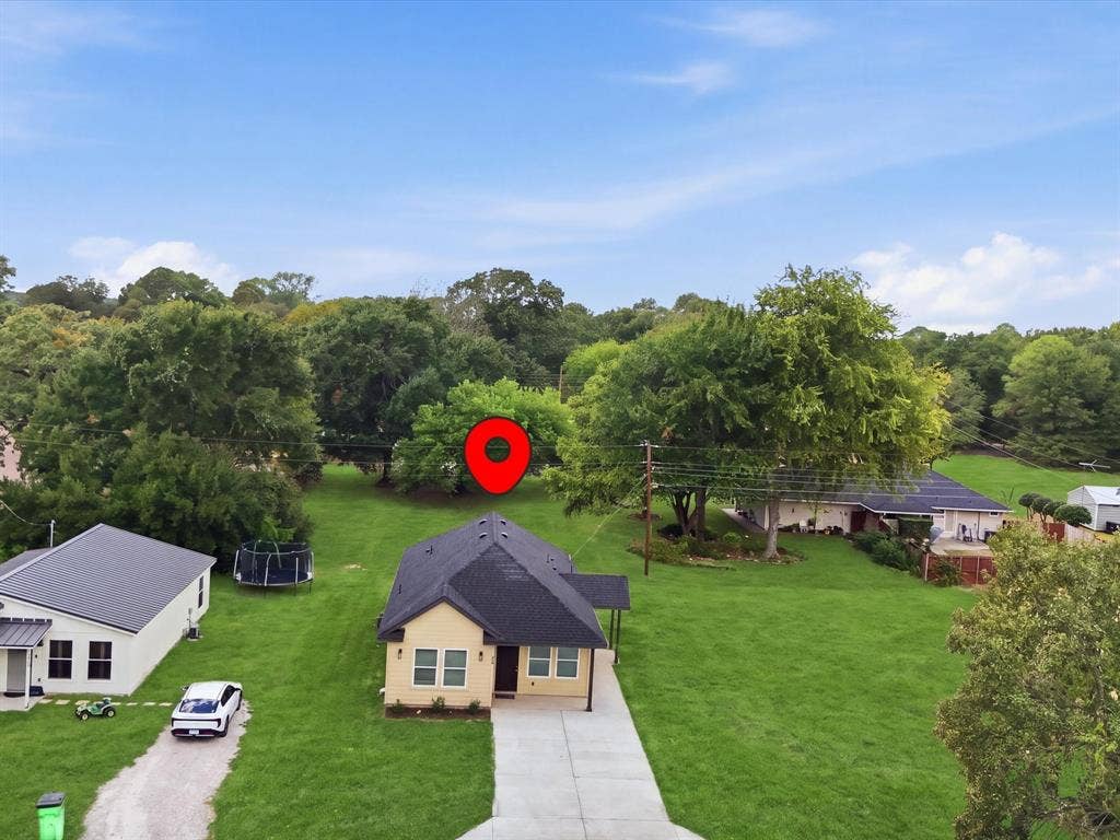 105 Oak Ridge Road, Mabank, TX 75156 Single-story residence with a dark shingle roof and light-colored siding