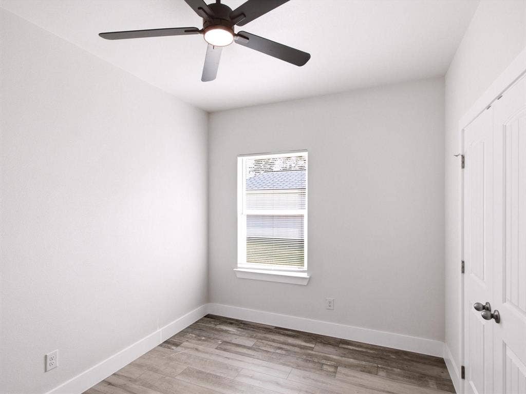 105 Oak Ridge Road, Mabank, TX 75156 Wood-finish flooring, white walls, ceiling fan with integrated lighting, single window, and white interior door
