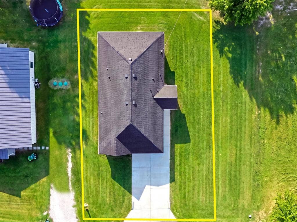105 Oak Ridge Road, Mabank, TX 75156 Expansive green lawn surrounds the property
