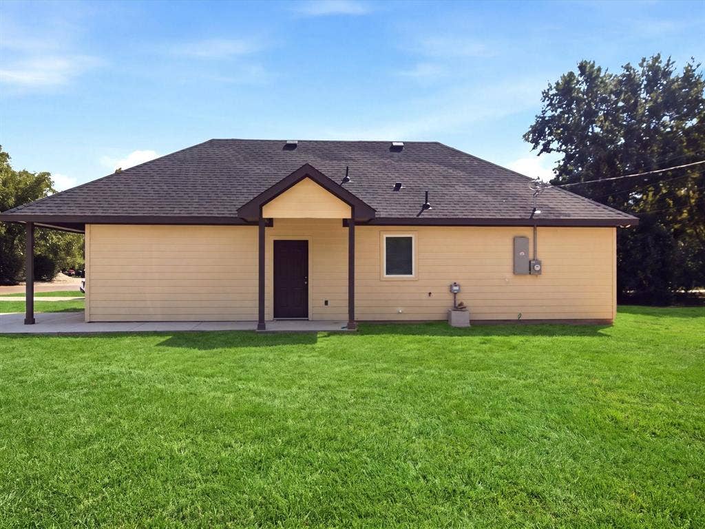 105 Oak Ridge Road, Mabank, TX 75156 Siding exterior with a dark shingle roof, covered patio, and a covered entryway