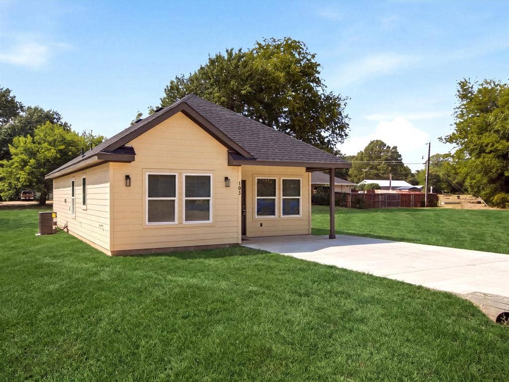 105 Oak Ridge Road, Mabank, TX 75156 Single-story residence featuring light-colored siding, a dark shingle roof, and exterior wall sconces
