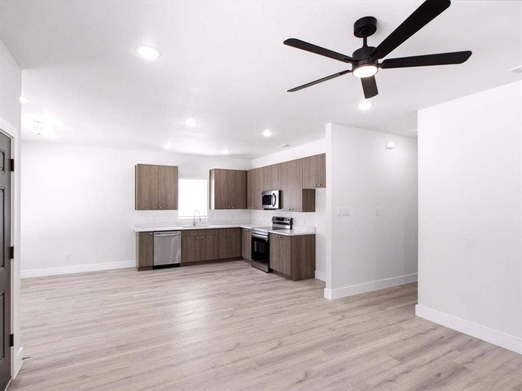 105 Oak Ridge Road, Mabank, TX 75156 Open-concept living space with wood-finish flooring, recessed lighting, and a contemporary ceiling fan
