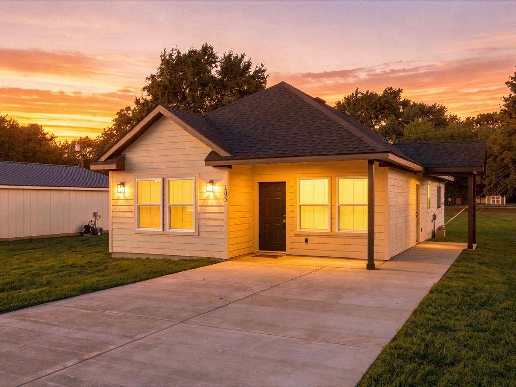 105 Oak Ridge Road, Mabank, TX 75156 Modern residence featuring horizontal siding, a dark asphalt shingle roof, a concrete driveway, and an attached covered porch