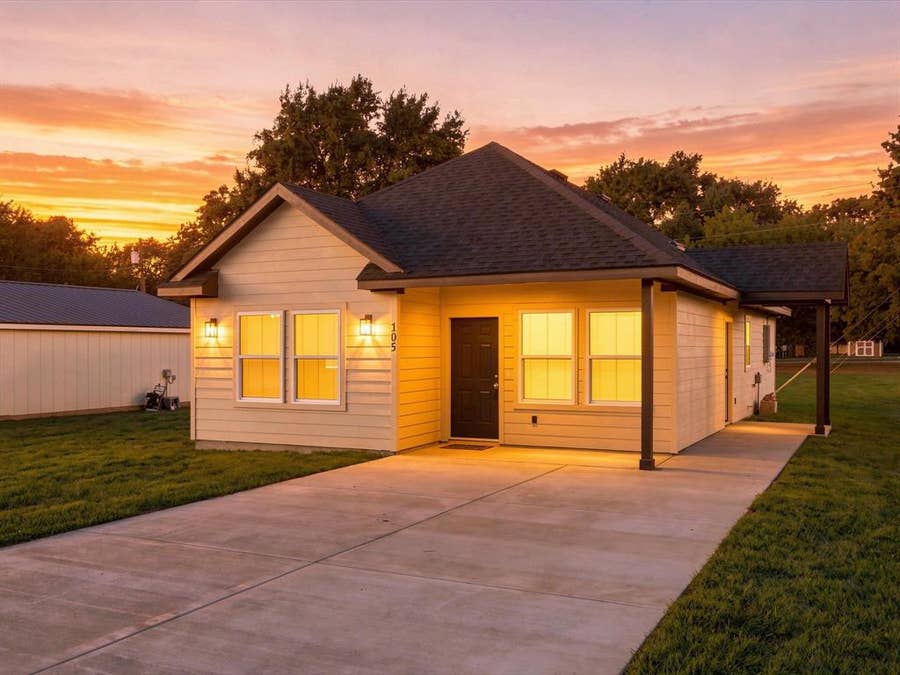 Property photo for 105 Oak Ridge Road, Mabank, TX