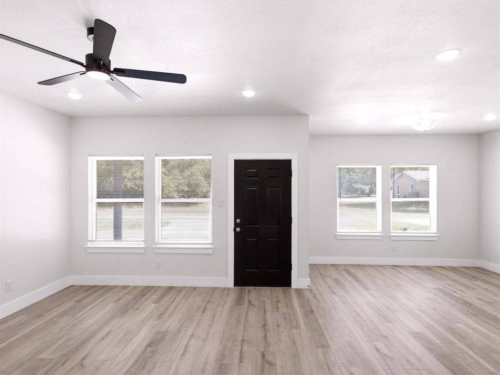 105 Oak Ridge Road, Mabank, TX 75156 Bright, open living space featuring wood-finish flooring throughout, recessed ceiling lighting, and a ceiling fan with integrated lighting