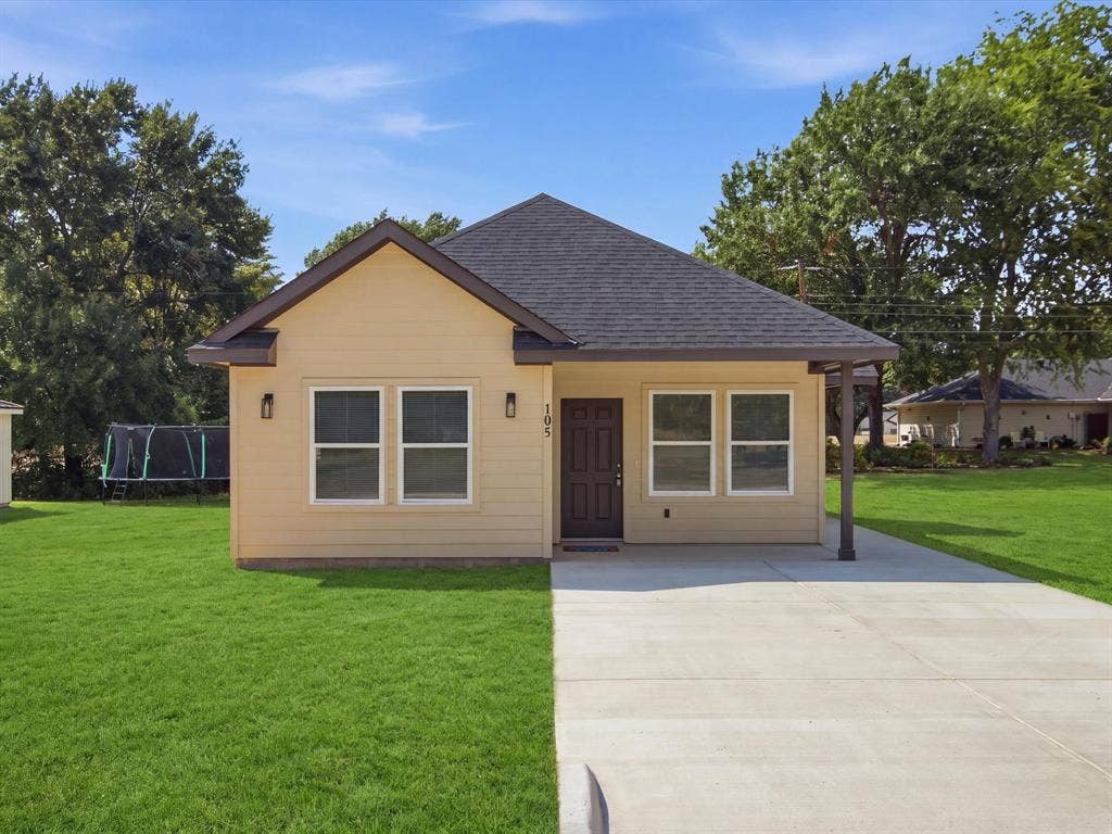 105 Oak Ridge Road, Mabank, TX 75156 Single-story home featuring a light-colored siding exterior, dark shingle roof, and a concrete driveway