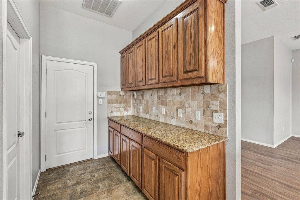 914 Winding Road, Granbury, TX 76049 914 Winding Road, Granbury, TX 76049