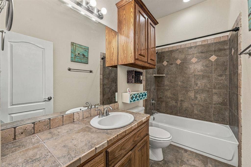 914 Winding Road, Granbury, TX 76049 914 Winding Road, Granbury, TX 76049