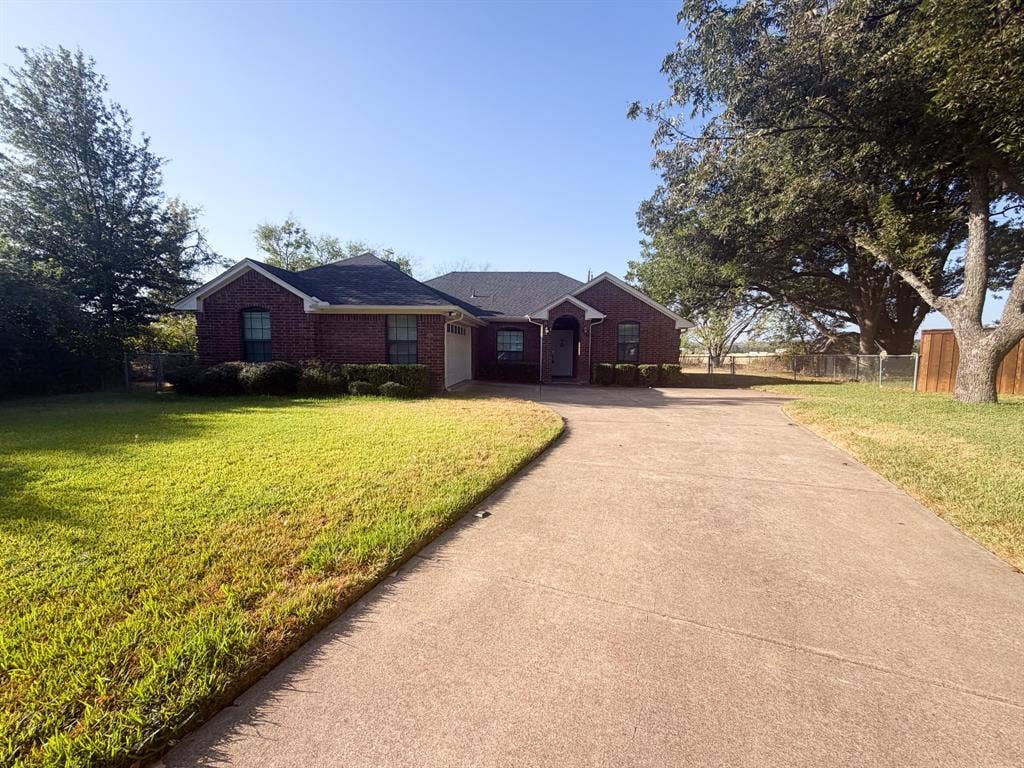 163 Highland Drive, Ennis, TX 75119 163 Highland Drive, Ennis, TX 75119