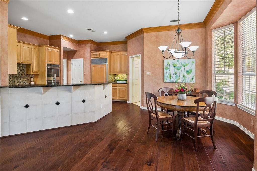 2204 Creekside Circle S, Irving, TX 75063 Breakfast bar with tile facade to eliminate scratches on bare walls. There is plenty of extra seating space available