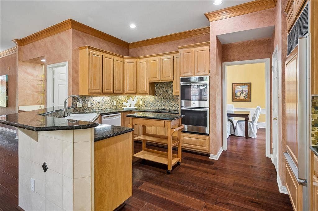 2204 Creekside Circle S, Irving, TX 75063 Hearty Hickory Floors continue through the kitchen. Granite counters and movable island allow for a variety of cooking and baking options
