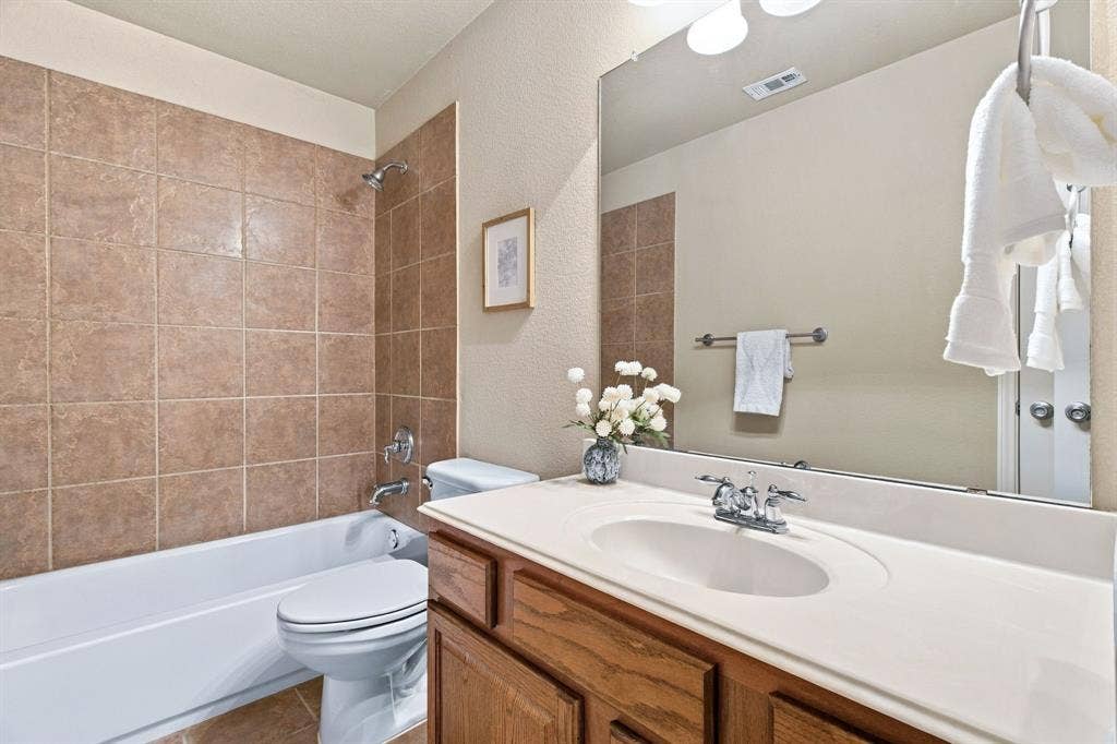 4220 Boxwood Drive, Denton, TX 76208 Upstairs Full bath open to game room and 4th bedroom