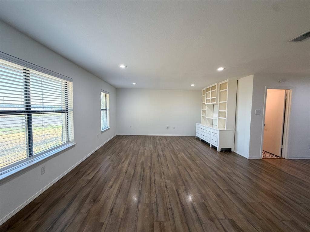616 E Avenue E, Midlothian, TX 76065 616 E Avenue E, Midlothian, TX 76065
