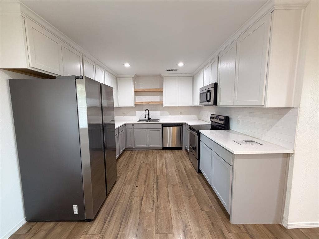 616 E Avenue E, Midlothian, TX 76065 616 E Avenue E, Midlothian, TX 76065