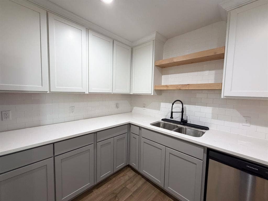 616 E Avenue E, Midlothian, TX 76065 616 E Avenue E, Midlothian, TX 76065