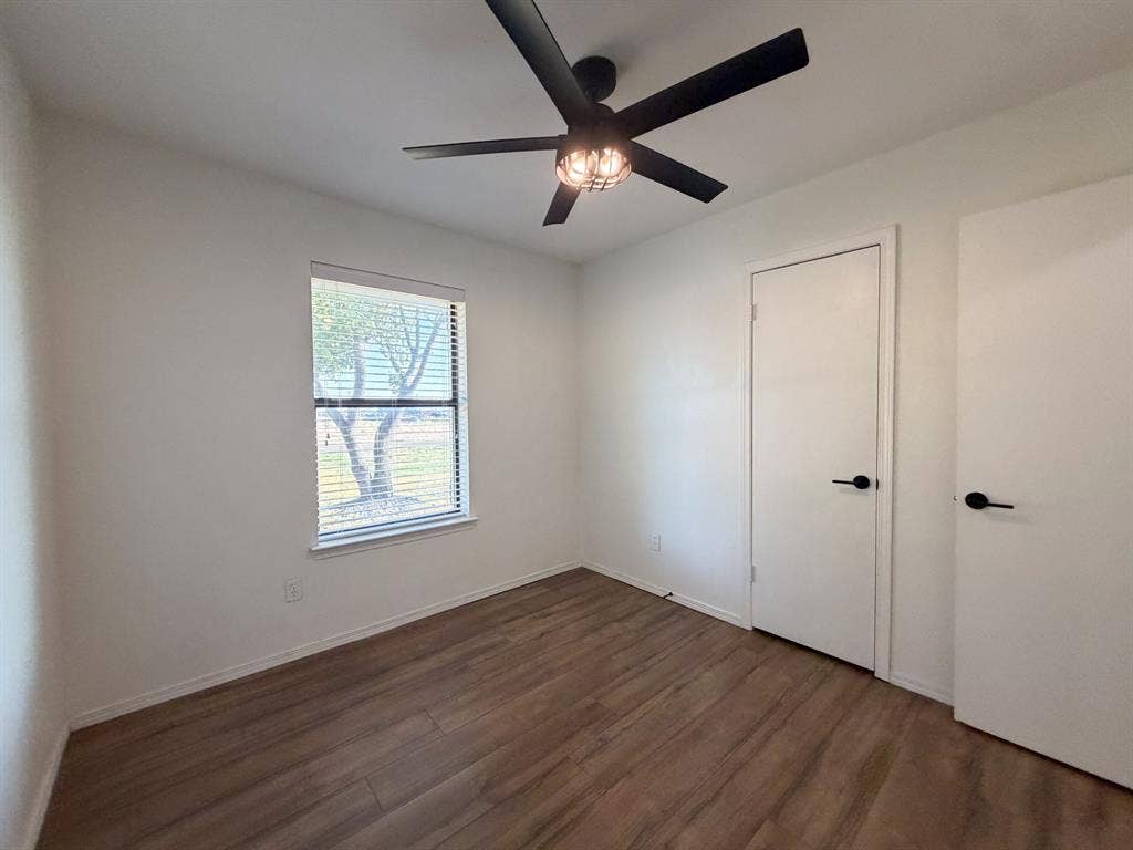 616 E Avenue E, Midlothian, TX 76065 616 E Avenue E, Midlothian, TX 76065