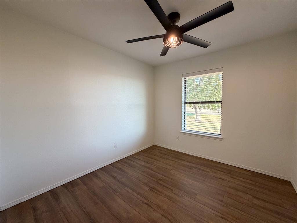 616 E Avenue E, Midlothian, TX 76065 616 E Avenue E, Midlothian, TX 76065